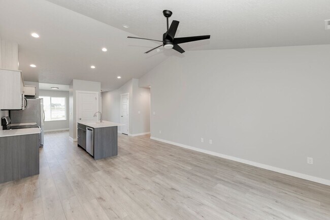 Building Photo - Adorable and affordable attached townhome for rent in Nampa! A must see!