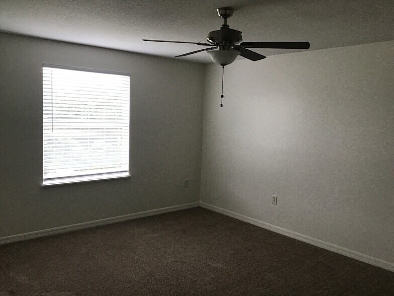 Building Photo - 5449 NW Wisk Fern Cir