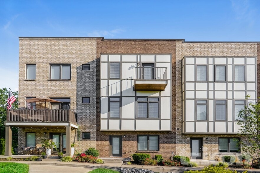 Primary Photo - 1263 Hillwood Private Cove