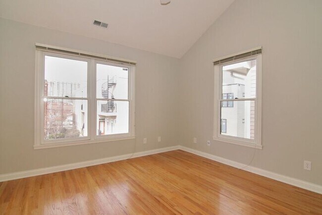 Building Photo - Beautiful Mass Ave Townhome!