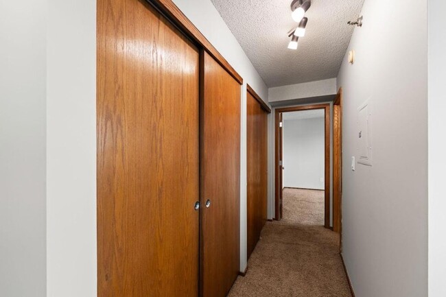 Building Photo - 433 S 7th St