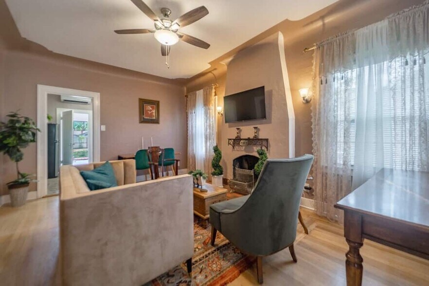 Living Room - 925 Parkview Ave