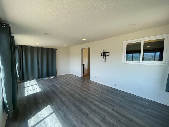 Building Photo - Palmdale 3 Bedroom + 2 Bathroom