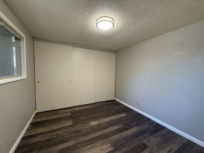 Building Photo - 851 W 5th Ave
