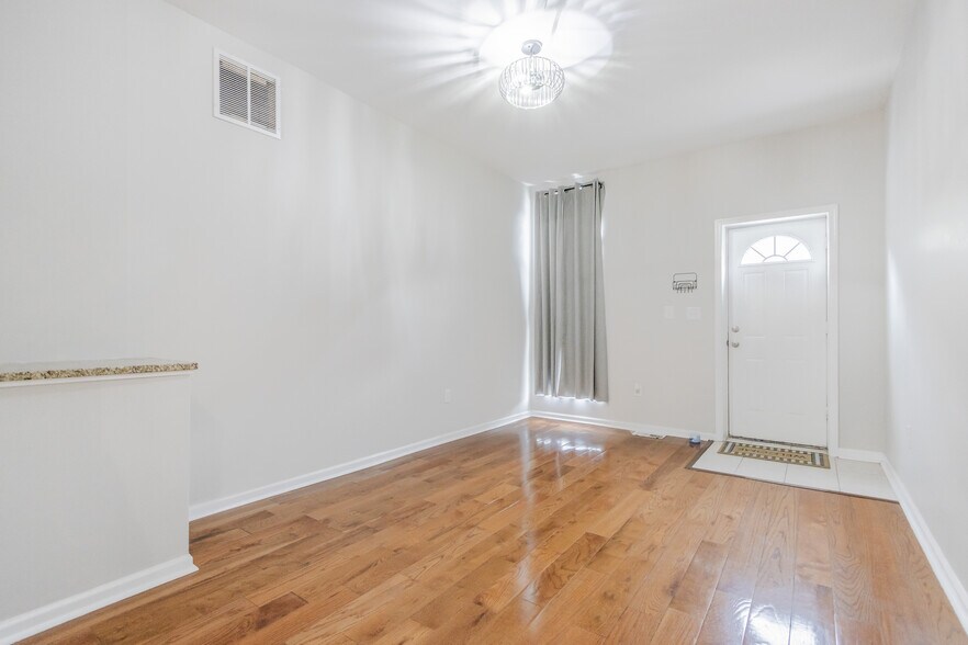 Building Photo - 1235 N Bond St