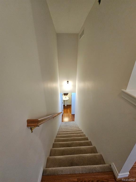 Building Photo - 264 Village Way S