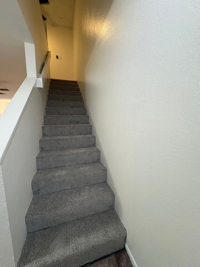 Building Photo - Pet friendly! 2 bedrooms, 1.5 bath, 1 park...