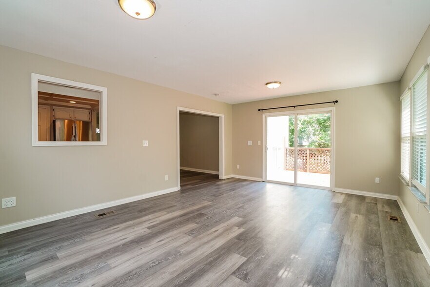 Building Photo - 1516 Manor Dr
