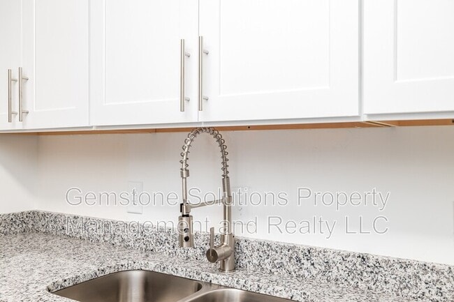 Building Photo - 344 Kingview Dr