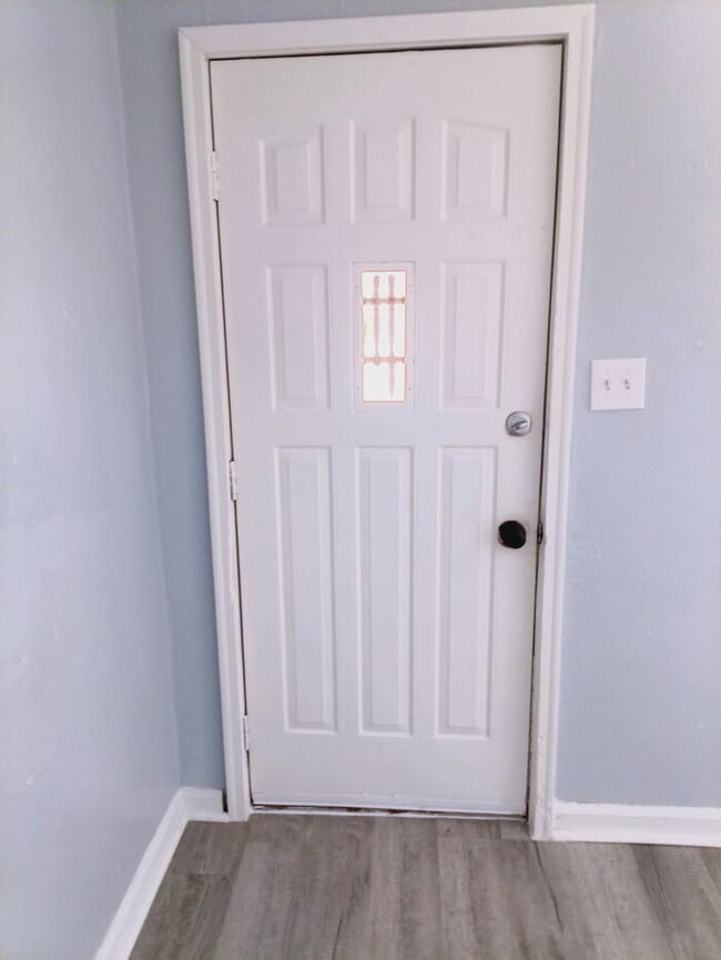 Building Photo - Fully Renovated 2 Bed | Fresh, Clean, Move-In Ready