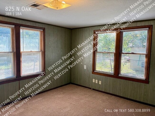 Building Photo - 825 N Oak-