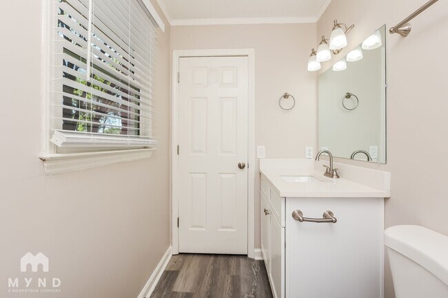 Building Photo - 907 Briar Ct