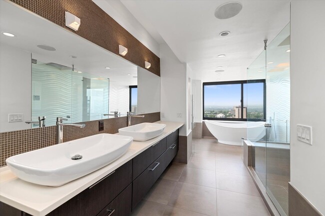 Building Photo - 200 Old Palisade Rd