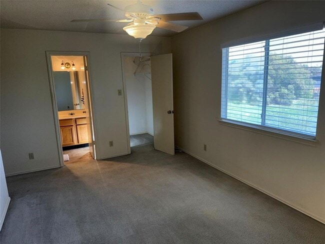 Building Photo - 6109 Parkwood Dr