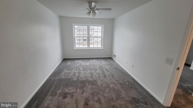 Building Photo - 1402 Waters Edge Dr