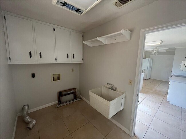 Building Photo - 562 Barcelona Dr