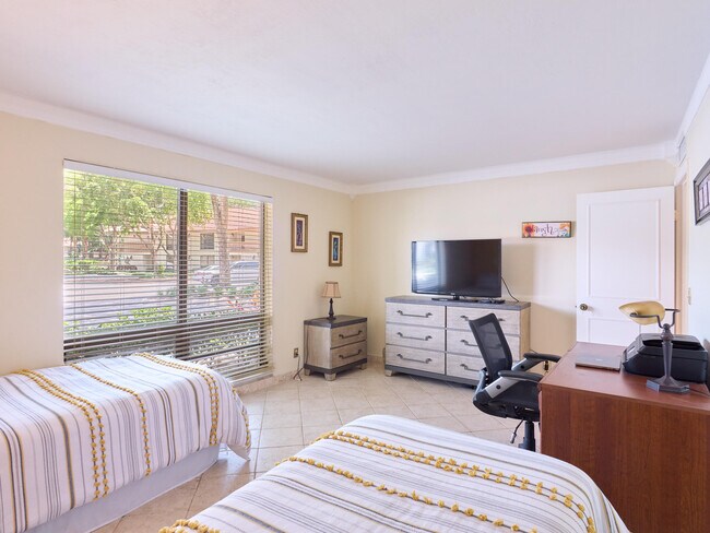 Building Photo - 563 Brackenwood Pl