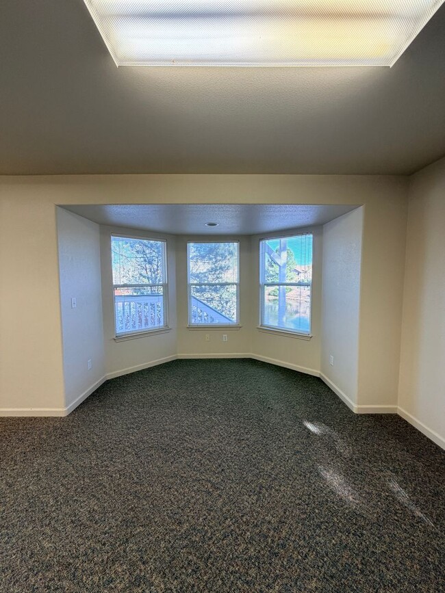 Building Photo - Beautiful Lakefront Home in the Vineyard! 55+ community