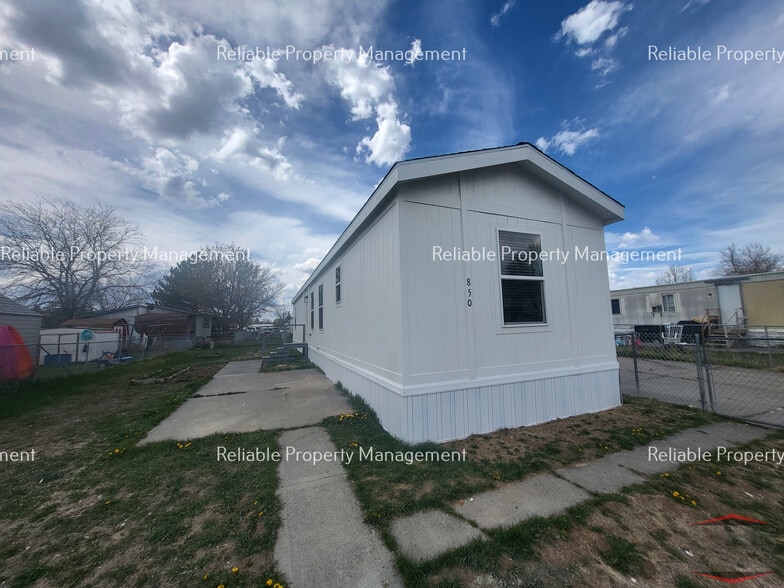 Building Photo - 850 Eden Dr