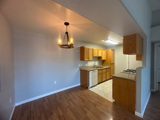 Building Photo - 2 bedroom Condo