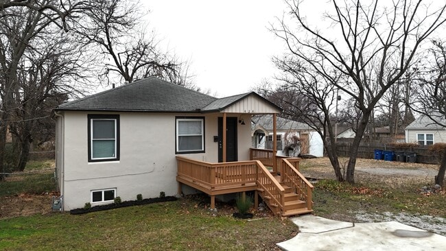 Building Photo - 424 S Quebec Ave