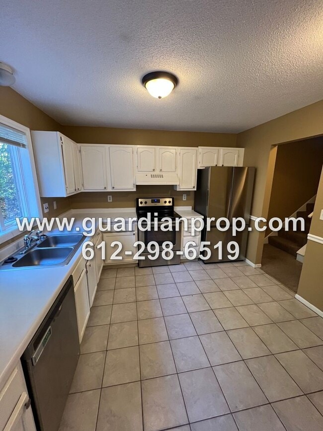 Building Photo - End Unit Maplewood Townhouse Available January 1st, Vaulted Ceilings, Patio, 2 Car Garage