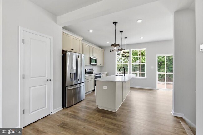Building Photo - 241 Monteith Dr