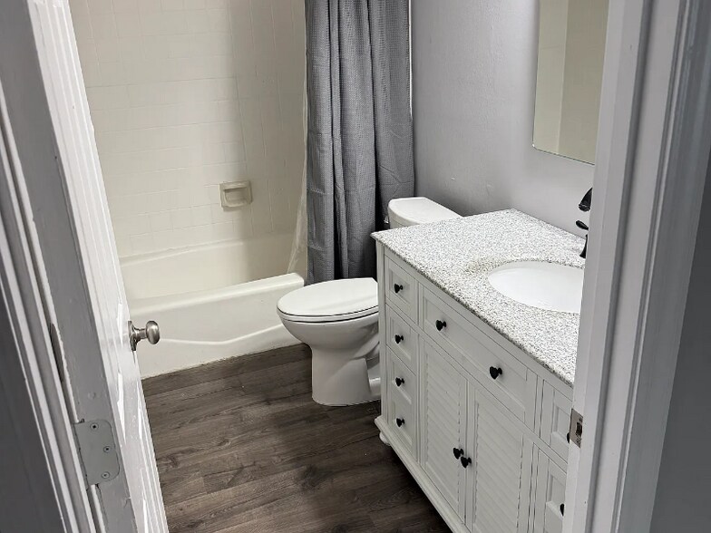 Building Photo - 5085 Village Green Way
