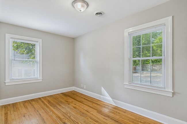Building Photo - Adorable Home, Harwood Floors and Convenie...