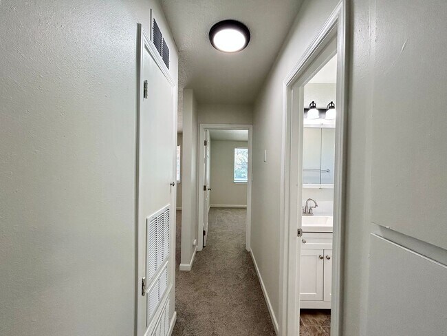 Building Photo - Freshly Updated 3 Bedroom Home with Garage, Fenced Yard & Covered Patio!
