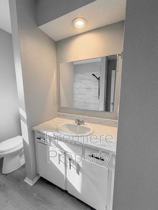 Building Photo - 223 N Oak Dr