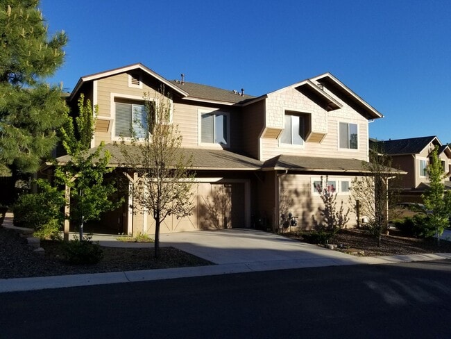 Building Photo - Beautiful, Pet Friendly, Multi-level, 2110 sqft, Luxury Townhouse w/A/C! 3 Bed, 2.5 Bath, + Loft ...