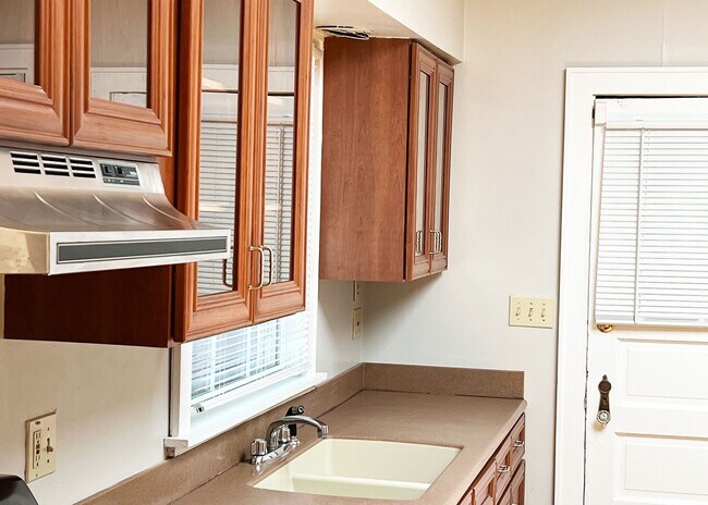 Building Photo - 3263 Bishop St