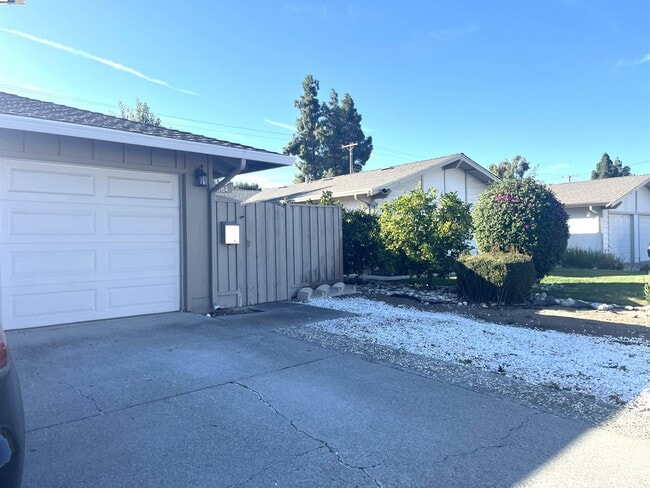 Building Photo - 584 Harvard Ave