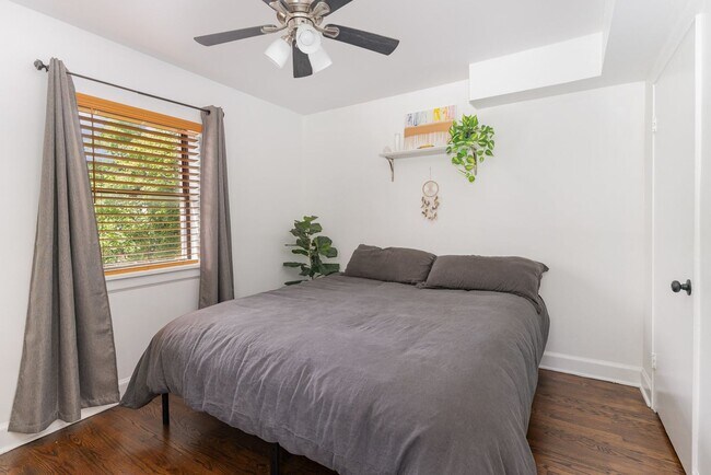 Building Photo - Charming Condo in Walkable Hillsboro Village
