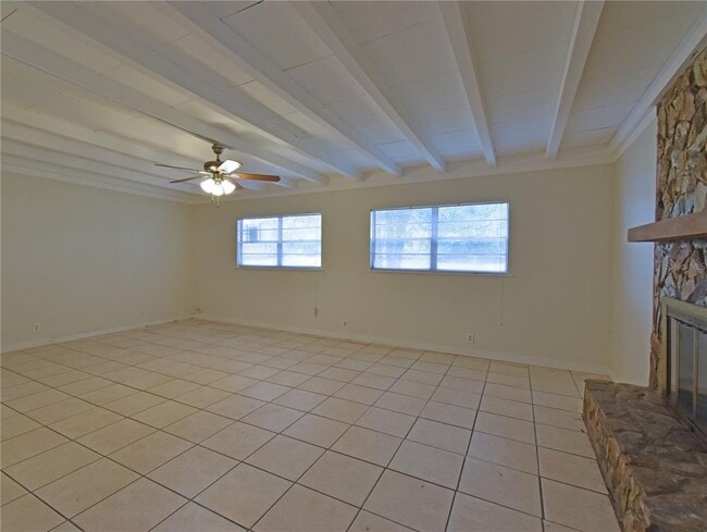 Building Photo - 12422 N Howard Ave