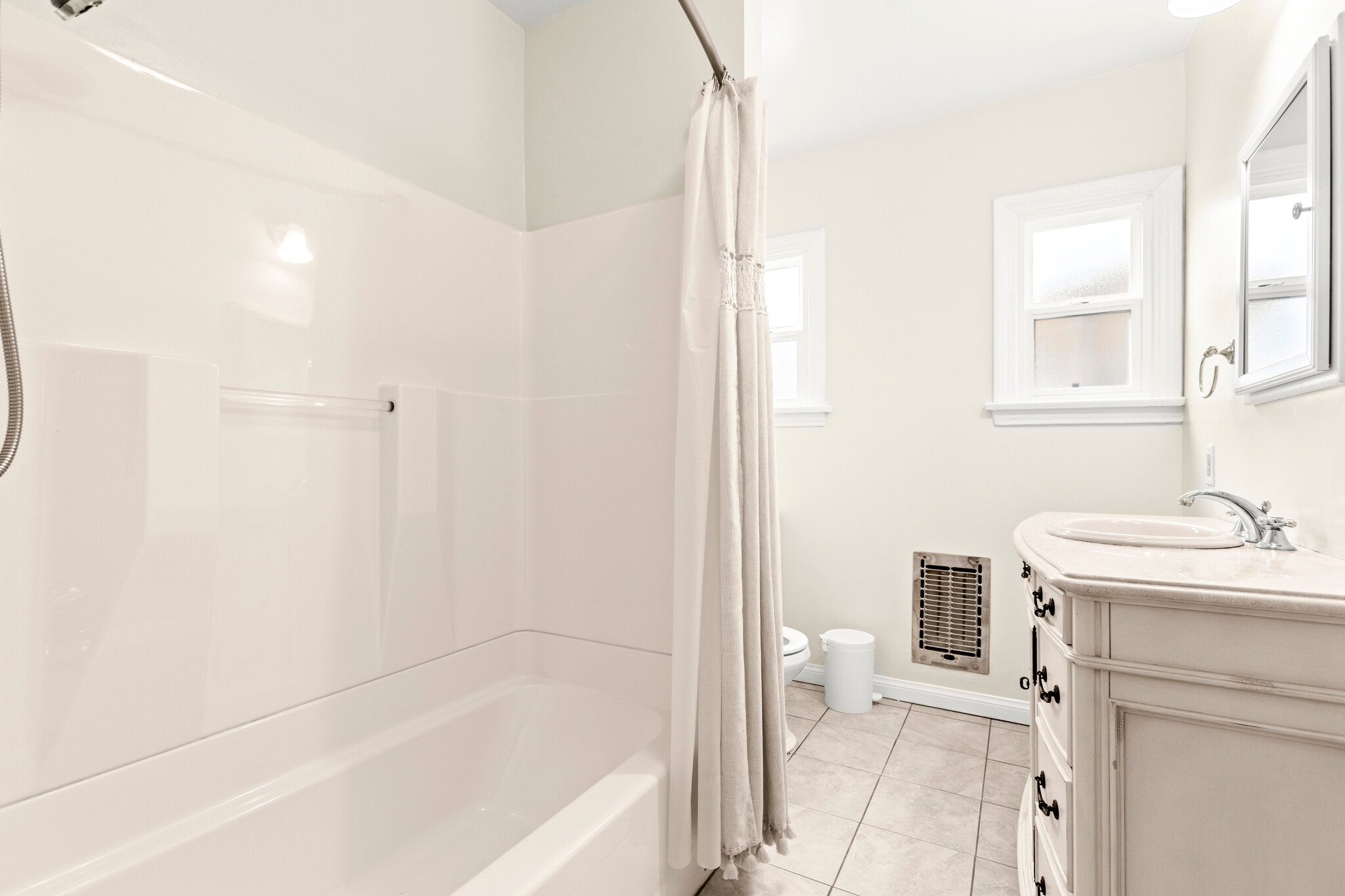 Building Photo - 827 N Laurel Ave