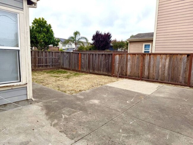 Building Photo - Freshly Painted w/ New Carpets 3 Bedroom, 2 Bath With Attached Garage
