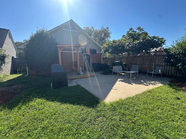 Building Photo - Gorgeous 3 Bed Brick Home