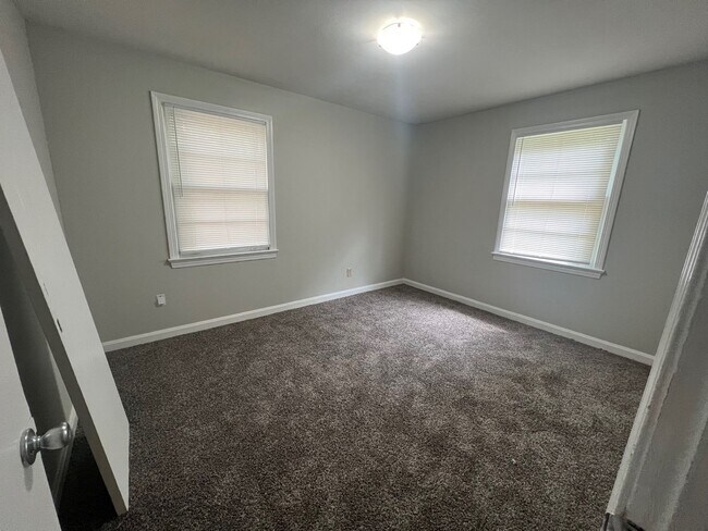 Building Photo - 3 bedroom 1 bathroom single level home