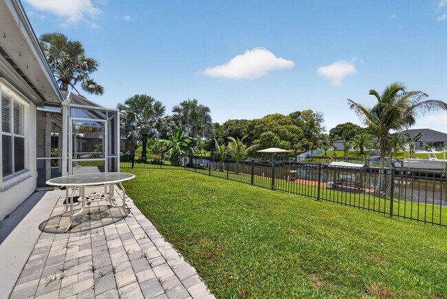 Building Photo - 416 SE Naranja Ave