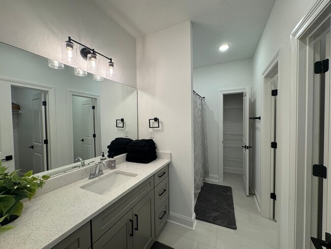 Building Photo - 3 bed 3.5 bath house in South Grove!
