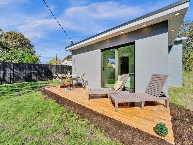 Building Photo - 2066 NE 174th St