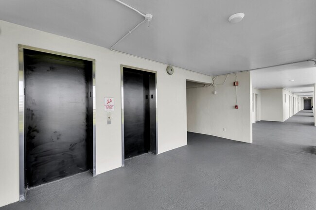 Building Photo - 2650 S Course Dr