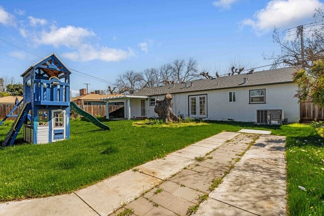 Building Photo - 1415 W Roseburg Ave