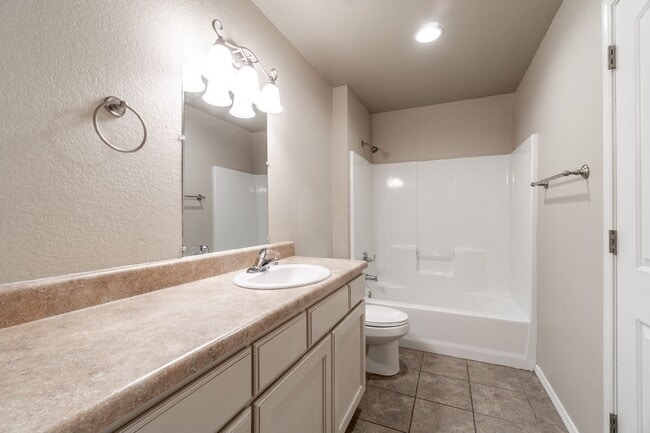 Building Photo - 2763 Oakview Rd