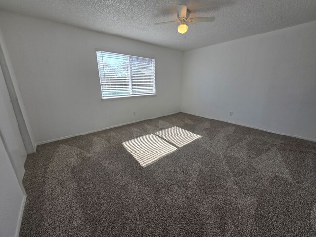 Building Photo - Move in ready!