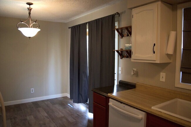 Building Photo - Great 3 Bed 2 Bath House!