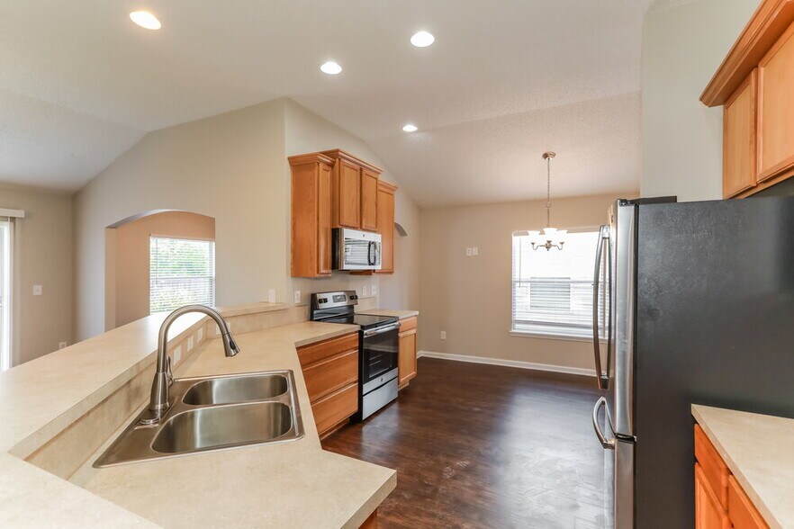 Building Photo - 2391 Creekfront Dr