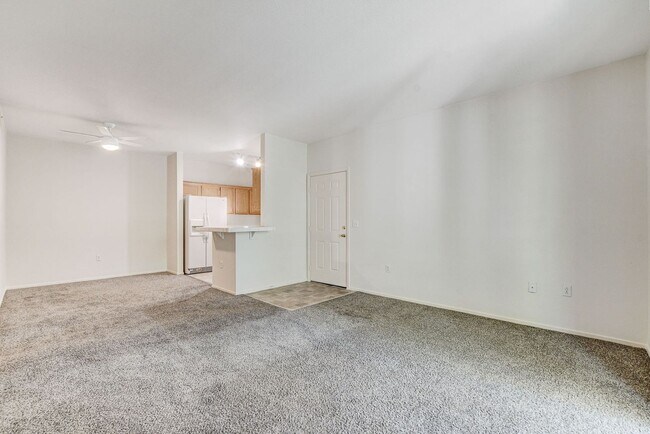 Building Photo - Move right into this 2 bedroom, 2 bath condo!